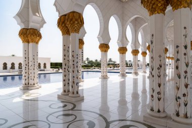 Abu Dabi, Birleşik Arap Emirlikleri - 15 Mart, özellikle de güneşli bir günde Şeyh Zayed Büyük Camii