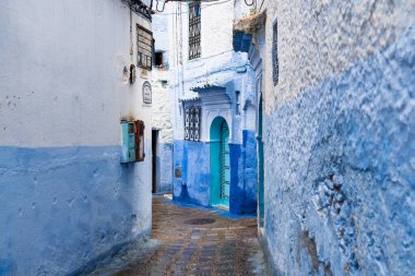 Chefchaouen, Fas - 26 Mart 2024: özellikle Chefchaouen dar sokakları Bulutlu bir günde mavi şehir