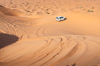 Dubai, Birleşik Arap Emirlikleri - 16 Mart 2023: güneşli bir günde Dubai yakınlarındaki çöl kumullarında off-road araçları