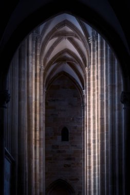 Meissen, Almanya-Ağustos 17, 2022: Maissen Katedrali 'ndeki uzun kolonların ve kemerlerin perspektif görüntüsü