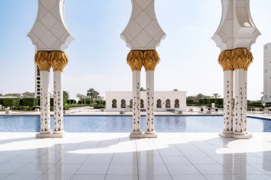 Abu Dabi, Birleşik Arap Emirlikleri - 15 Mart, özellikle de güneşli bir günde Şeyh Zayed Büyük Camii