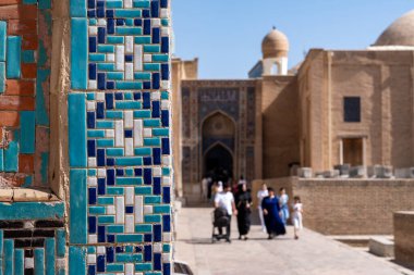 Semerkant, Özbekistan-Ağustos 13, 2023: İnsanlar Semerkant 'ta güneşli bir günde Shakhi Zinda mezarlığını ziyaret ediyorlar.