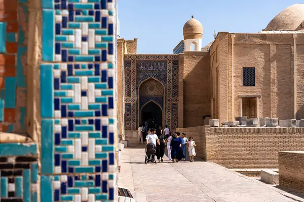 Semerkant, Özbekistan-Ağustos 13, 2023: İnsanlar Semerkant 'ta güneşli bir günde Shakhi Zinda mezarlığını ziyaret ediyorlar.