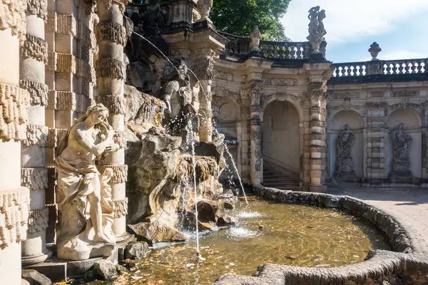 Dresden, Almanya-Ağustos 16, 2022: Güneşli bir günde şehrin en önemli barok anıtlarından biri olan uçsuz bucaksız Zwinger kompleksinin manzarası