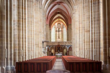 Meissen, Almanya-Ağustos 17, 2022: Maissen Katedrali 'nin içinde gün boyunca çok uzun sütunlar, kemerler ve kutsal su stoupları ile merkez nav