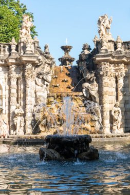 Dresden, Almanya-Ağustos 16, 2022: Güneşli bir günde şehrin en önemli barok anıtlarından biri olan uçsuz bucaksız Zwinger kompleksinin manzarası