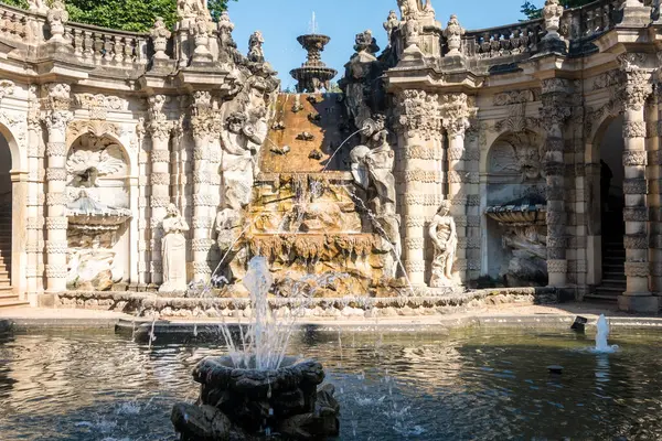 Dresden, Almanya-Ağustos 16, 2022: Güneşli bir günde şehrin en önemli barok anıtlarından biri olan uçsuz bucaksız Zwinger kompleksinin manzarası