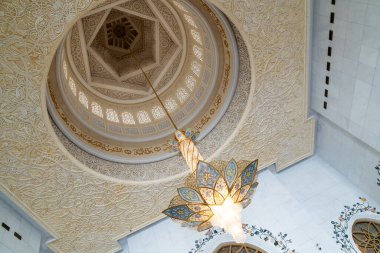 Abu Dabi, Birleşik Arap Emirlikleri - 15 Mart: Güneşli bir günde Şeyh Zayed Büyük Camii 'nin içindeki dekore edilmiş iç mekanlara bakış