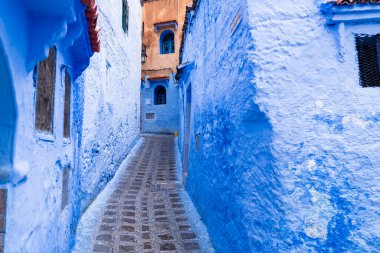 Chefchaouen, Fas - 26 Mart 2024: Bulutlu bir günde mavi şehir olan Chefchaouen 'deki dar ve renkli sokaklar tamamen maviye boyanmış evler