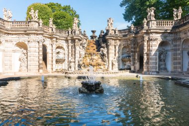 Dresden, Almanya-Ağustos 16, 2022: Güneşli bir günde şehrin en önemli barok anıtlarından biri olan uçsuz bucaksız Zwinger kompleksinin manzarası