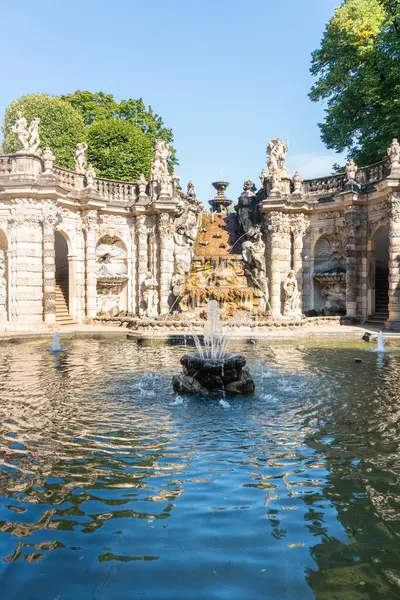 Dresden, Almanya-Ağustos 16, 2022: Güneşli bir günde şehrin en önemli barok anıtlarından biri olan uçsuz bucaksız Zwinger kompleksinin manzarası