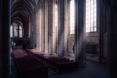 Meissen, Almanya-Ağustos 17, 2022: Güneşli bir günde uzun kolonlara, vitraylı pencerelere ve sunağa sahip merkez nave