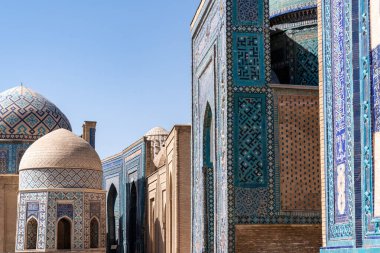 Semerkant, Özbekistan-Ağustos 13, 2023: Güneşli bir günde Semerkant 'ta ünlü bir anıt mezar kompleksi olan Shakhi Zinda nekropolü
