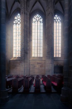 Meissen, Almanya-Ağustos 17, 2022: Güneşli bir günde Meissen Katedrali sütunları arasında dua sıraları