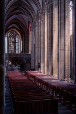 Meissen, Almanya-Ağustos 17, 2022: Güneşli bir günde uzun kolonlara, vitraylı pencerelere ve sunağa sahip merkez nave