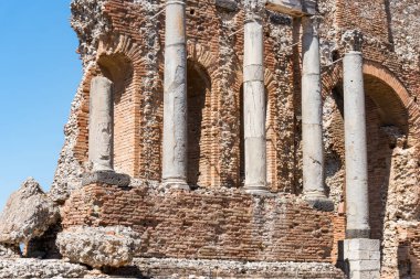 Sicilya, İtalya-12 Mayıs 2022: Güneşli bir günde Taormina tiyatrosunun kalıntılarını görmek