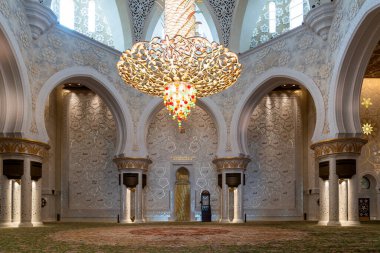 Abu Dabi, Birleşik Arap Emirlikleri - 15 Mart: Güneşli bir günde Şeyh Zayed Büyük Camii 'nin içindeki dekore edilmiş iç mekanlara bakış