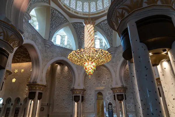 Abu Dabi, Birleşik Arap Emirlikleri - 15 Mart: Güneşli bir günde Şeyh Zayed Büyük Camii 'nin içindeki dekore edilmiş iç mekanlara bakış