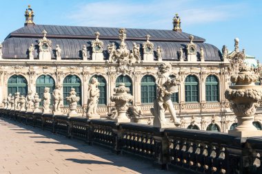 Dresden, Almanya-Ağustos 16, 2022: Güneşli bir günde şehrin en önemli barok anıtlarından biri olan uçsuz bucaksız Zwinger kompleksinin manzarası