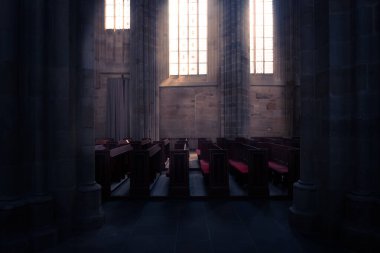 Meissen, Almanya-Ağustos 17, 2022: Güneşli bir günde Meissen Katedrali sütunları arasında dua sıraları