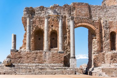 Sicilya, İtalya-12 Mayıs 2022: Güneşli bir günde Taormina tiyatrosunun kalıntılarını görmek