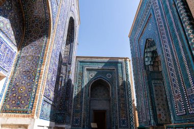 Semerkant, Özbekistan-Ağustos 13, 2023: Güneşli bir günde Semerkant 'ta ünlü bir anıt mezar kompleksi olan Shakhi Zinda nekropolü