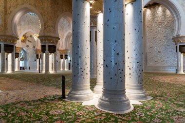 Abu Dabi, Birleşik Arap Emirlikleri - 15 Mart: Güneşli bir günde Şeyh Zayed Büyük Camii 'nin içindeki dekore edilmiş iç mekanlara bakış