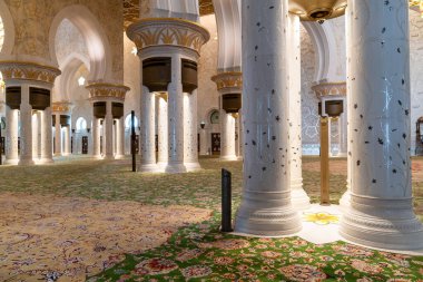 Abu Dabi, Birleşik Arap Emirlikleri - 15 Mart: Güneşli bir günde Şeyh Zayed Büyük Camii 'nin içindeki dekore edilmiş iç mekanlara bakış