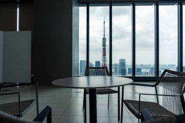 Tokyo, Japonya-Ağustos 6, 2024: Bulutlu bir günde Azabudai tepelerinde Tokyo kulesini görebileceğiniz masalar