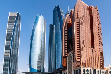 Abu Dabi, Birleşik Arap Emirlikleri - 15 Mart, güneşli bir günde Abu Dabi 'nin merkezinde gökdelenler
