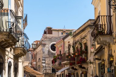 Sicilya, İtalya-12 Mayıs 2022: Güneşli bir günde Taormina 'nın evlerinin müstehcen manzarası