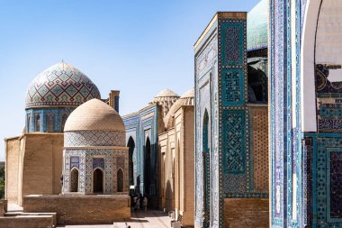 Semerkant, Özbekistan-Ağustos 13, 2023: İnsanlar Semerkant 'ta güneşli bir günde Shakhi Zinda mezarlığını ziyaret ediyorlar.