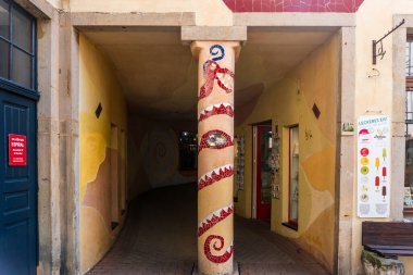 Dresden, Almanya-Ağustos 16, 2022: Kunsthof geçidinde dekore edilmiş evlere, açık kafelere, sanatçı stüdyolarına ve bağımsız butiklere bakan bir avlu ağına bakın..