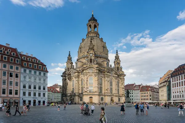 Dresden, Almanya - 15 Ağustos 2022: Güneşli bir günde insanlar Dresden sokaklarını ziyaret eder ve yürür.