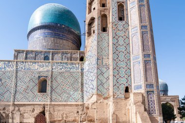 Semerkand, Özbekistan-Ağustos 13, 2023: Mavi Kubbe ve güneşli bir günde Bibi-Khanym Camii 'nin görkemli mimarisi