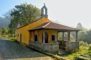 Santiago de Compostela 'ya giden Portekiz kıyı yolunda eski bir kilise.