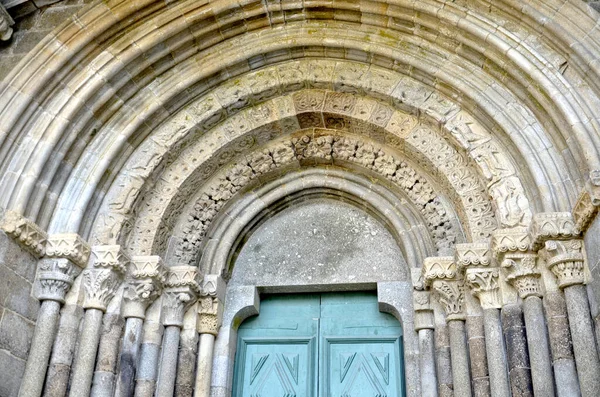葡萄牙Felgueiras Pombeiro修道院入口的罗马式拱门 — 图库照片