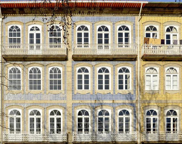 Старые Окна Guimaraes Portugal — стоковое фото