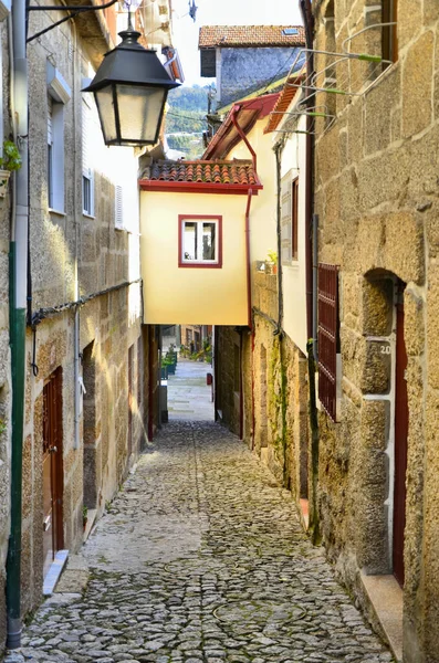 ポルトガルのギマレスでの日焼けと暴行の伝統の中心部にある古い通り — ストック写真