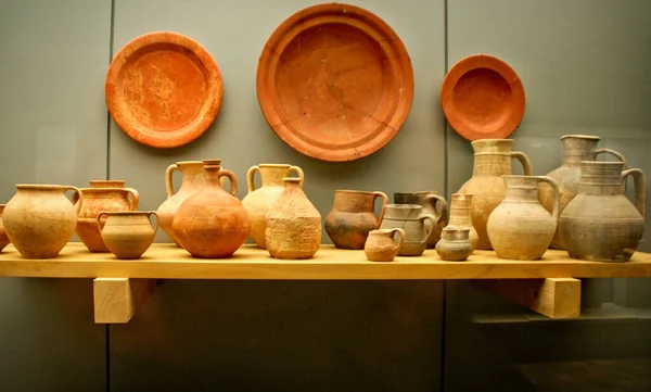 在葡萄牙Conimbriga罗马遗址考古挖掘中发现的陶瓷 免版税图库照片