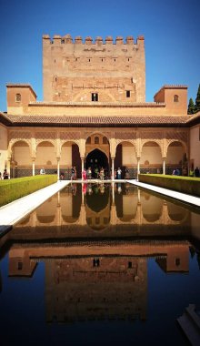 Alberca (tank) ya da Alhambra, Granada, İspanya 'daki Myrtles' ın avlusu