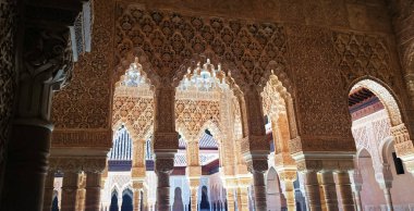 Granada, İspanya 'daki Alhambra saraylarının heykel ve mimari detayları