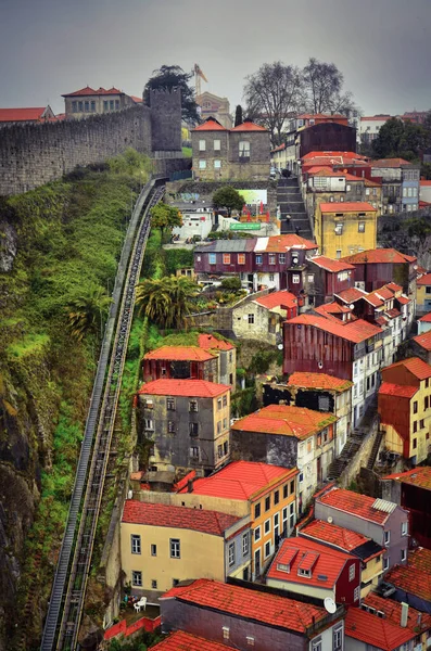ポルトガルのポルトにある近所とグィンダイのケーブルカー — ストック写真