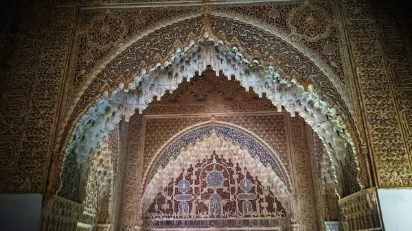 西班牙格拉纳达Alhambra宫殿的雕塑和建筑细节 — 图库照片
