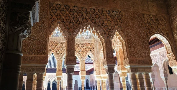 西班牙格拉纳达Alhambra宫殿的雕塑和建筑细节 — 图库照片