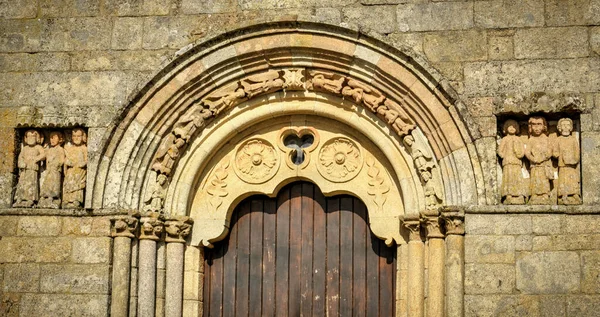 Дверь Романской Церкви Сернанселе Португалия — стоковое фото