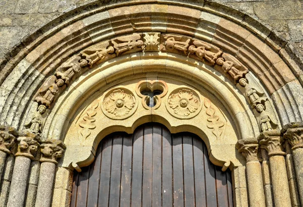 葡萄牙Sernancelhe罗曼式教堂门口 图库照片