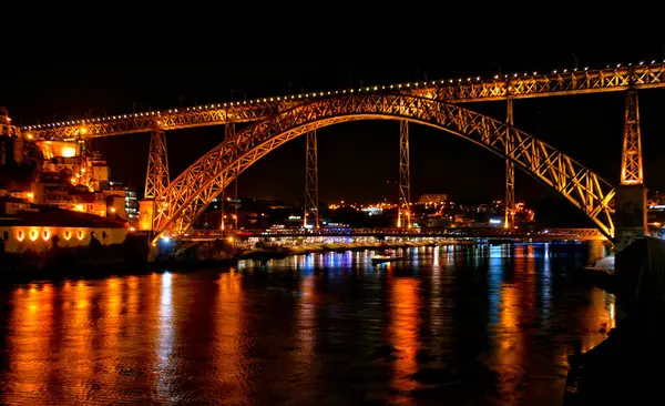 Die Nächtliche Beleuchtung Der Brücke Von Luis Porto Portugal lizenzfreie Stockbilder