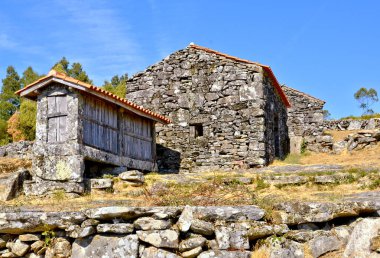 Portekiz, Paredes de Coura 'daki büyüleyici Porreiras köyünün tahıl ambarları.