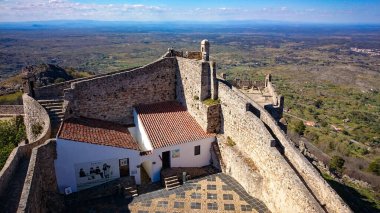 Bulutların Üzerinde: Portekiz 'deki Marvos Dağı Kalesinin Surlarında Yürümek
